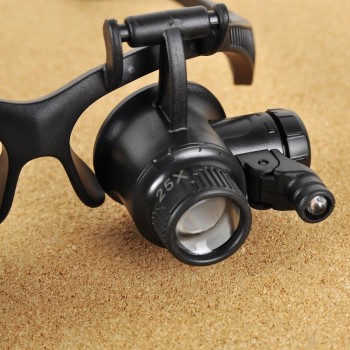 Wearing magnifier LED lamp glasses jewelry a magnifying glass to look at the antique watch repair 4 sets of lenses
