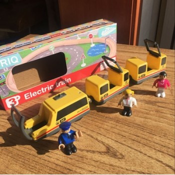 w14 free shipping Combination of electric magnetic locomotive and yellow Blue electric train set Compatible with wooden tracks