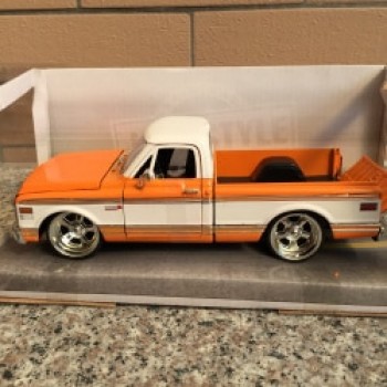 1:24 Jada 1972 Chevrolet Classic Pickup Chevrolet Pick Car Model Toy