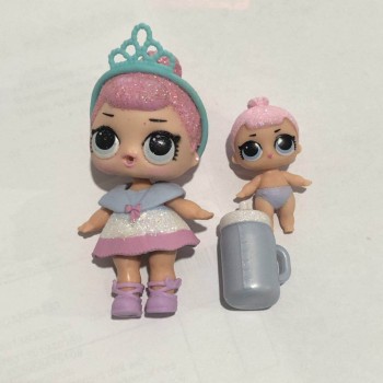the doll of series 2 with clothes  show as picture without ball