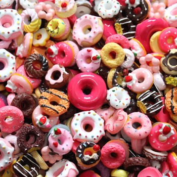 10pcs Cute Mini Play Toy Food Cake Biscuit Donuts Miniature Dolls House Girls Cartoon Series Kitchen Toy Phonecase DIY Accessory