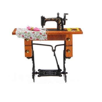 Wooden Dollhouse Miniature Furniture Families Vintage Miniature Sewing Machine With Cloth for 1/12 Scale Dollhouse Decoration