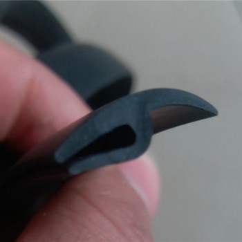 Car Ageing Rubber Seal Strips Under Front Windshield Panel Sealed Trim Moulding Strip M8617