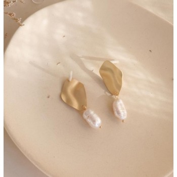 AOMU New Design Matte Metal Gold Love Heart Triangle Geometric Irregular Natural Freshwater Pearl Stud Earrings for Women