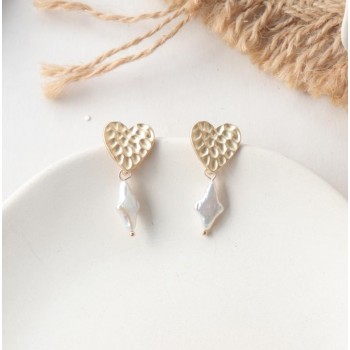 AOMU New Design Matte Metal Gold Love Heart Triangle Geometric Irregular Natural Freshwater Pearl Stud Earrings for Women