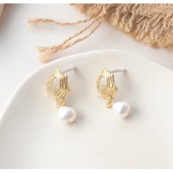 AOMU New Design Matte Metal Gold Love Heart Triangle Geometric Irregular Natural Freshwater Pearl Stud Earrings for Women
