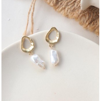 AOMU New Design Matte Metal Gold Love Heart Triangle Geometric Irregular Natural Freshwater Pearl Stud Earrings for Women