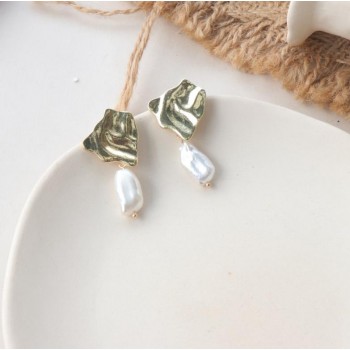 AOMU New Design Matte Metal Gold Love Heart Triangle Geometric Irregular Natural Freshwater Pearl Stud Earrings for Women