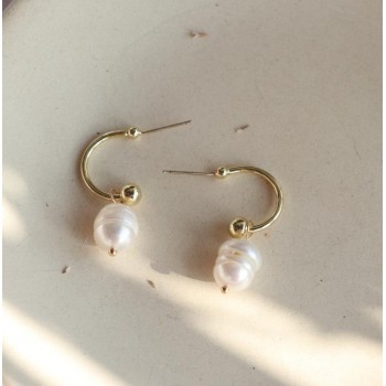 AOMU New Design Matte Metal Gold Love Heart Triangle Geometric Irregular Natural Freshwater Pearl Stud Earrings for Women