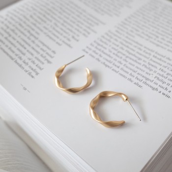 PerisBox 1.9cm Diameter Matte Gold Open Twisted Hoop Earrings for Women Geometric Circle Hoops Minimalist Metal Small Earrings
