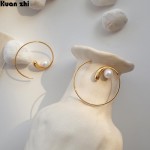 HUANZHI 2019 New Fashion Design Gold Metal Curved Circle Spiral Geometric Round Pearl Big Hoop Earrings for Women Girl