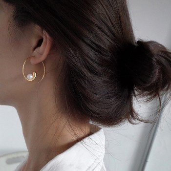 HUANZHI 2019 New Fashion Design Gold Metal Curved Circle Spiral Geometric Round Pearl Big Hoop Earrings for Women Girl
