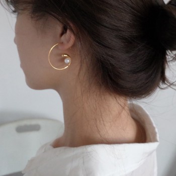 HUANZHI 2019 New Fashion Design Gold Metal Curved Circle Spiral Geometric Round Pearl Big Hoop Earrings for Women Girl