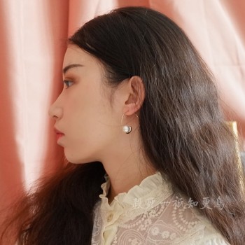 HUANZHI 2019 New Fashion Design Gold Metal Curved Circle Spiral Geometric Round Pearl Big Hoop Earrings for Women Girl