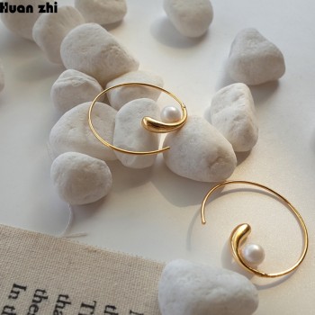 HUANZHI 2019 New Fashion Design Gold Metal Curved Circle Spiral Geometric Round Pearl Big Hoop Earrings for Women Girl