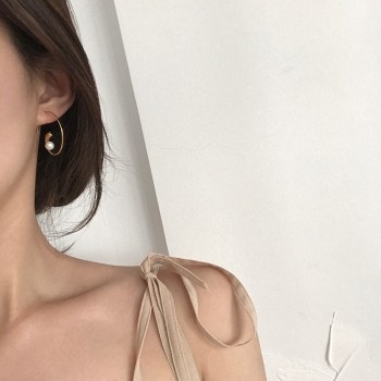 HUANZHI 2019 New Fashion Design Gold Metal Curved Circle Spiral Geometric Round Pearl Big Hoop Earrings for Women Girl