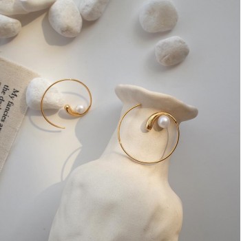 HUANZHI 2019 New Fashion Design Gold Metal Curved Circle Spiral Geometric Round Pearl Big Hoop Earrings for Women Girl