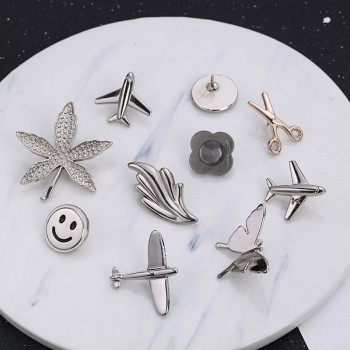 i-Remiel Maple Leaf Smiling Face Aircraft Brooch 2018 Mens Suit Lapel Pins Brooches Butterfly Jewelry Shirt Collar Accessories