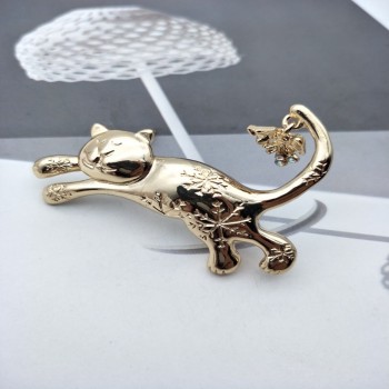 Cuddly cat brooch for ladies accessorize with a matching button-down jacket button pin for Christmas decoration