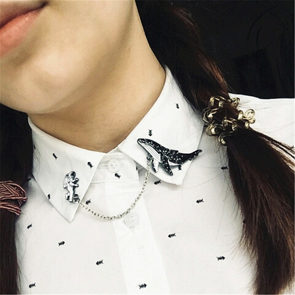 The new cosmic space whales cartoon badge xionghua metal alloy Clothing collar pin The astronaut drip brooch