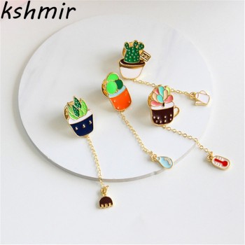 The new cosmic space whales cartoon badge xionghua metal alloy Clothing collar pin The astronaut drip brooch