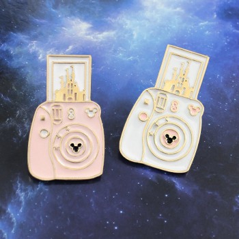 WEISHUOLI New Cute Camera Castle Fashion Enamel Adult Brooches Wholesale Cartoon Metal Women Brooch Pin