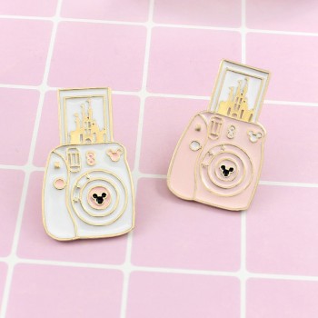 WEISHUOLI New Cute Camera Castle Fashion Enamel Adult Brooches Wholesale Cartoon Metal Women Brooch Pin