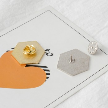 Gold Silver Twenty sided dice Dungeons amp; Dragons Enamel pin brooches Bag Clothes Lapel Pin Button Badge DnD Jewelry Gift fans