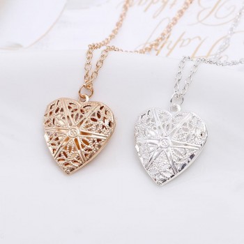 2018 New Creative Heart Shape Hollowed Photo Secret Medallion Necklace Alloy Pendant Necklace Set Friends Couples Gifts Jewelry