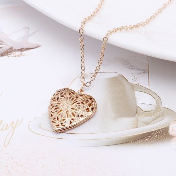 2018 New Creative Heart Shape Hollowed Photo Secret Medallion Necklace Alloy Pendant Necklace Set Friends Couples Gifts Jewelry
