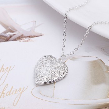 2018 New Creative Heart Shape Hollowed Photo Secret Medallion Necklace Alloy Pendant Necklace Set Friends Couples Gifts Jewelry