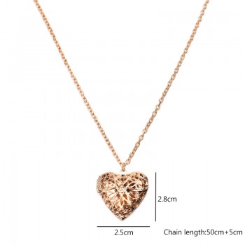 2018 New Creative Heart Shape Hollowed Photo Secret Medallion Necklace Alloy Pendant Necklace Set Friends Couples Gifts Jewelry